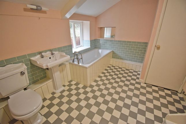 Bathroom 1.Jpg