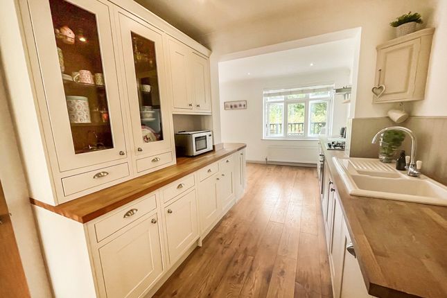 14, Vivian Close, Watford photo 4