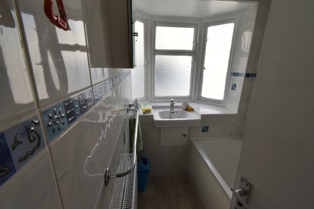 29 Chestnut Grove, WEMBLEY photo 3
