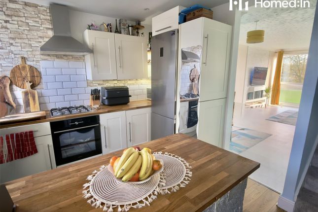 2-bed flat on 35, Hailey Place, Cranleigh, £235,000