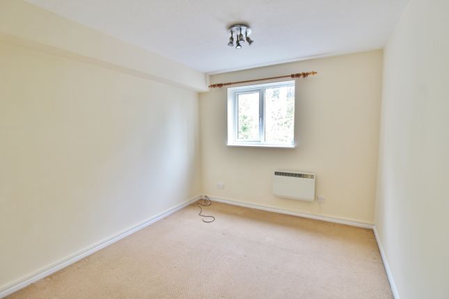 Flat for sale in Honeywood Close, Portsmouth