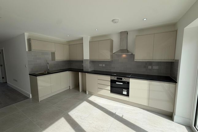 14A Wednesbury Gardens, Romford photo 3