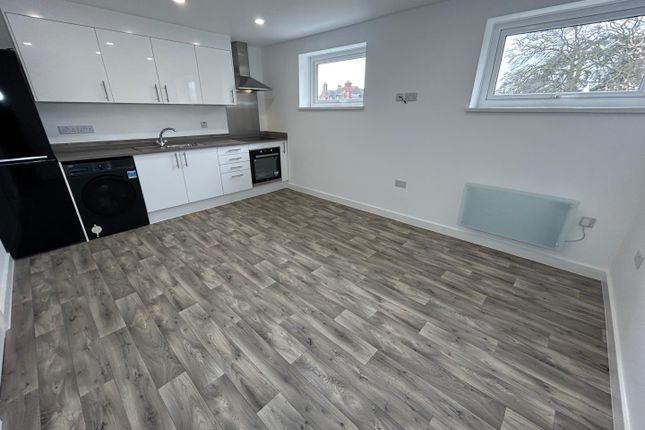 Flat to rent in Knighton Road, Leicester