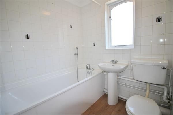 Flat to rent in Howard Close, Waltham Abbey