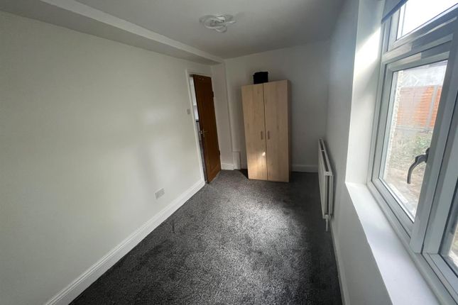 1A Meadow Close, Enfield photo 5