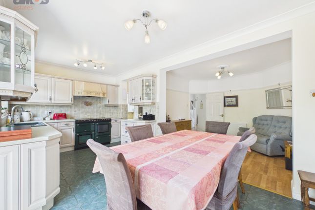 40 Edinburgh Avenue, Leigh-On-Sea, Essex photo 2