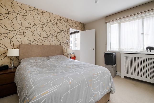 Flat to rent in Palace Gate, London