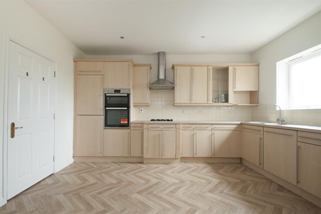 37, Grasholm Way, Berkshire photo 4