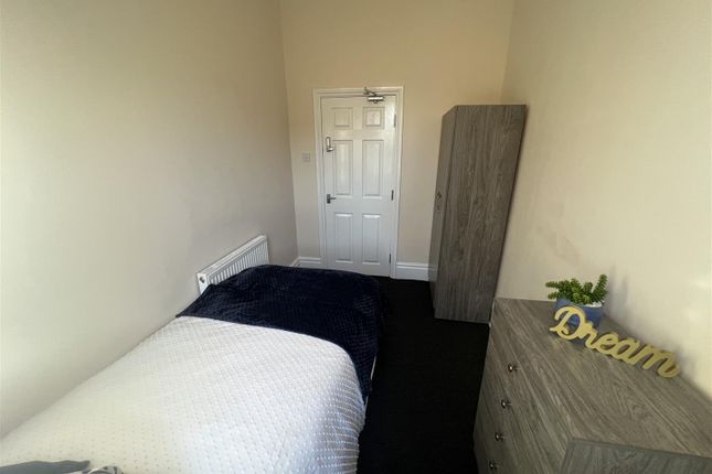Shared accommodation to rent in Room 2, Flat 320, Beverley Road, Hull