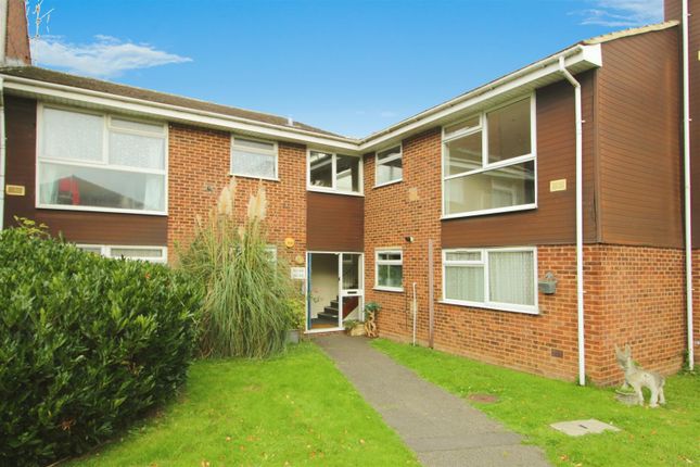Flat for sale in Welland Close, Langley, Slough