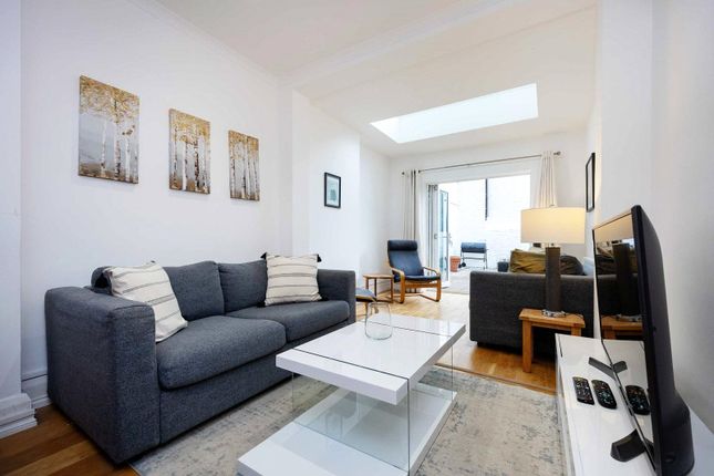 Flat for sale in Willoughby Road, London