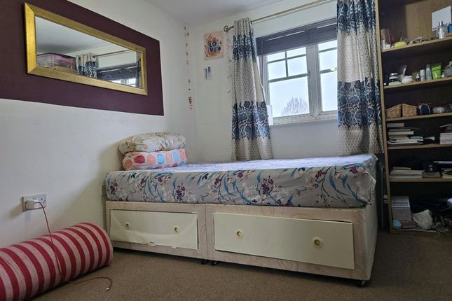 19, Perkin Close, Hounslow photo 3