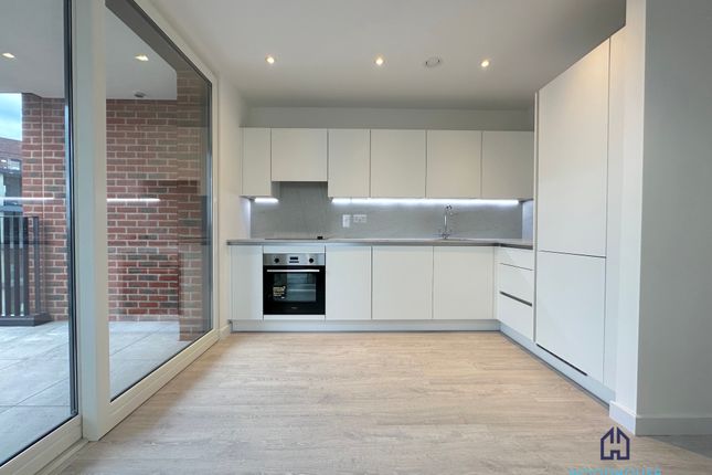 Thumbnail Flat to rent in Shearwater Drive, London