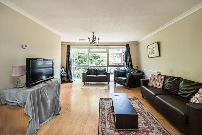 28, Lanark Close, London photo 2