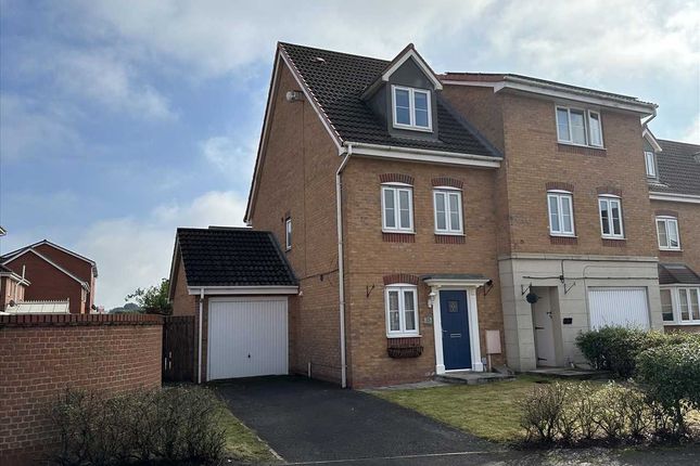 Thumbnail Semi-detached house to rent in Kingfisher Way, Scunthorpe