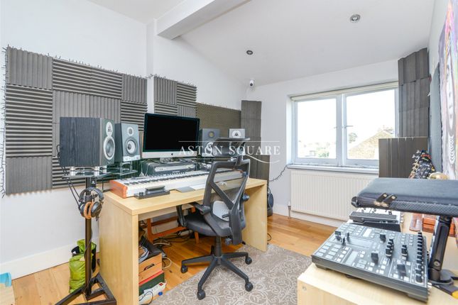 38b,, Sheen Lane, London photo 5