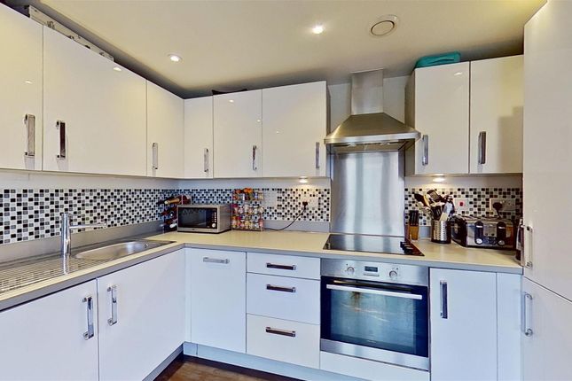 Flat 3, 134, Garratt Lane, London photo 3