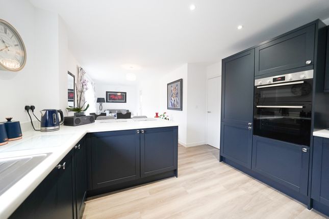 14 Sigrist Road, Leicester photo 4