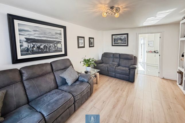 25, Derbyshire Way, Coventry photo 3