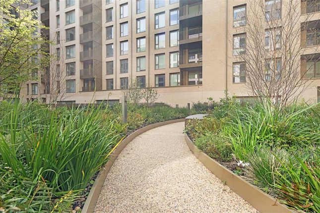 Flat to rent in Phoenix Court, Gasholder Place, Oval, London