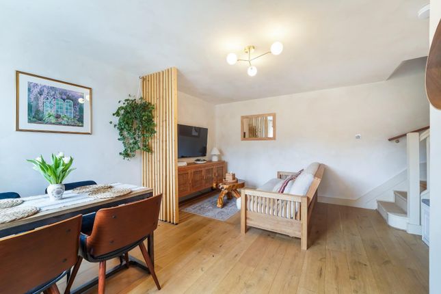 8, Elmer Mews, Leatherhead photo 2