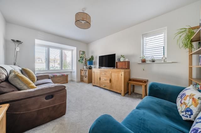 30, Maslin Elms, Aylesbury photo 4
