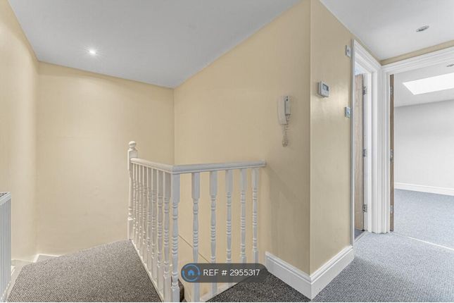 Second Floor Flat, Coningsby Road, London photo 3