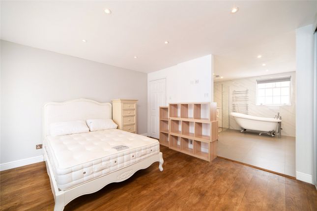 SHORT LET FOR F*FTY TWO, 69, Eaton Mews North, London photo 4