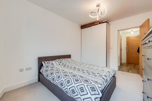 Flat for sale in Plaza Gardens, East Putney, London