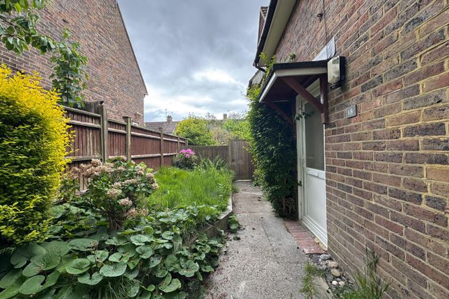 18 Halsford Croft, East Grinstead photo 2