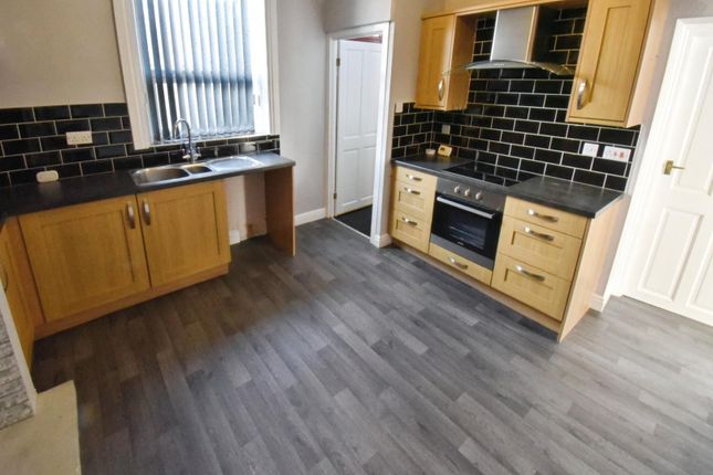 6, Swallow Lane, Huddersfield photo 2