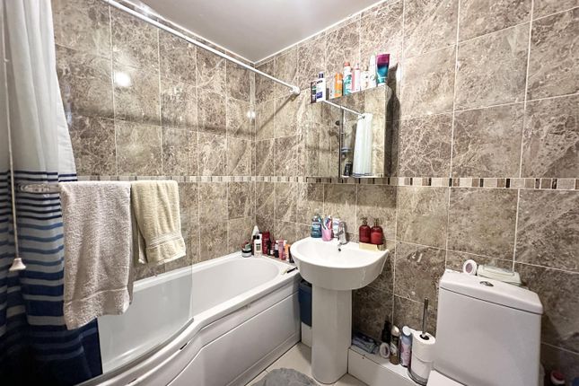 6 Kipling Court, Greenford Avenue, London photo 5
