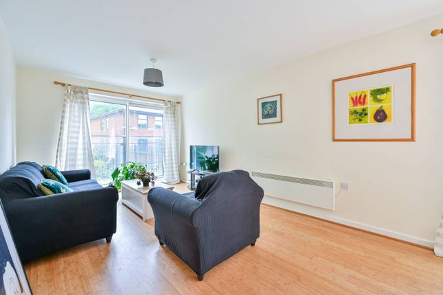 Flat for sale in Highwood Close, Dulwich, London