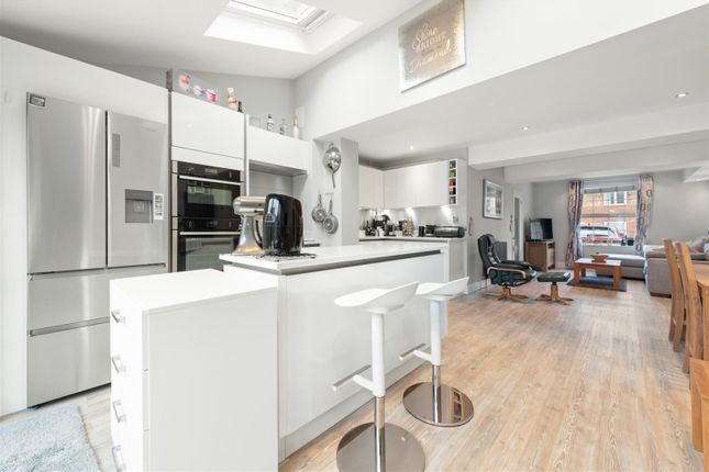 27, Dore Gardens, Morden photo 4