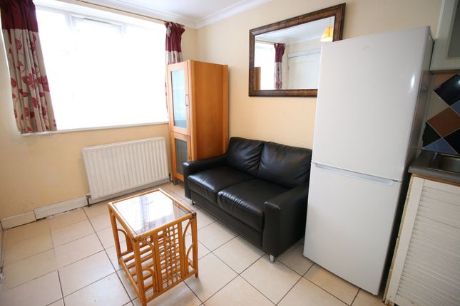 81, Southville Road, FELTHAM photo 3