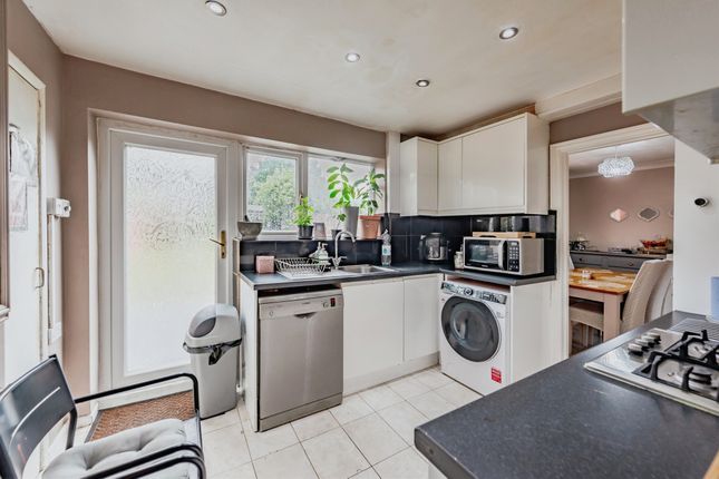 131, Woodfield Road, Crawley photo 2