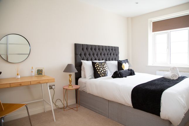 Flat to rent in Mitre House, Western Road, Brighton
