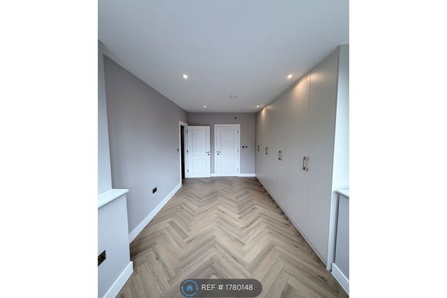 Flat, Park Avenue North, London photo 5