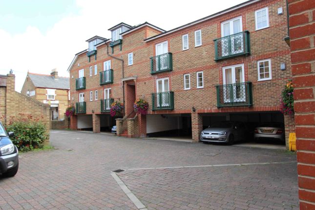Flat to rent in Temple Road, Windsor