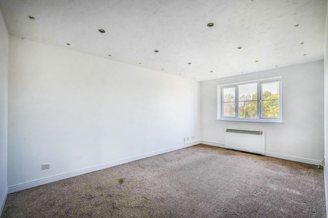 146, Donald Woods Gardens, Surbiton photo 4