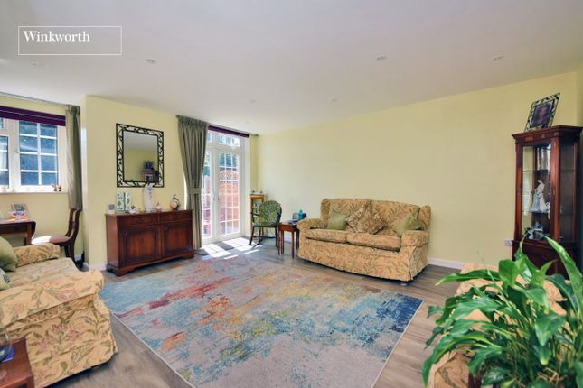4, Roberts Close, Sutton photo 2
