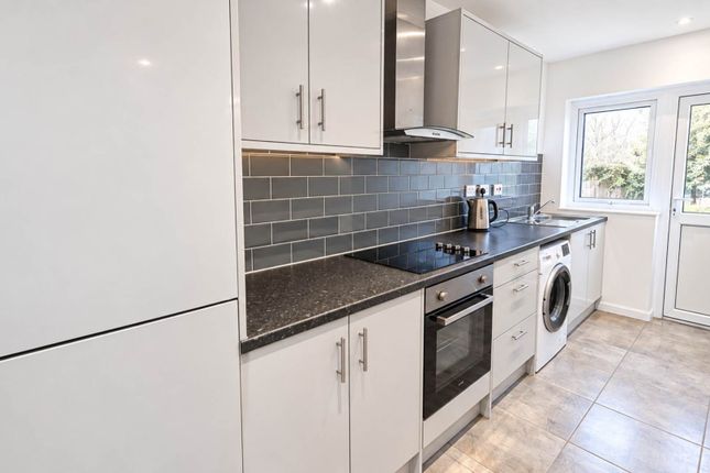10, Travellers Lane, Hatfield photo 2