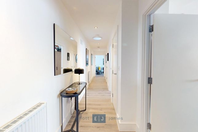 3, Royal Oak Close, Loughton photo 4