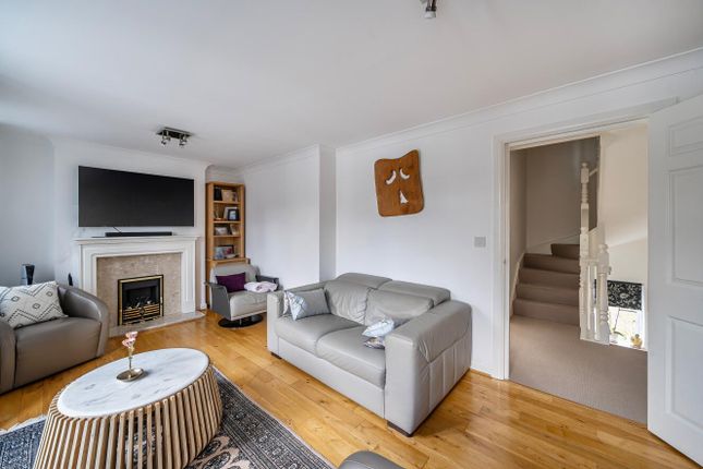 18, Goodhall Close, Stanmore photo 3