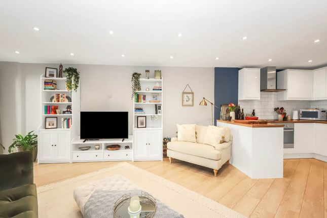 3, Brookside Court, Tring photo 2