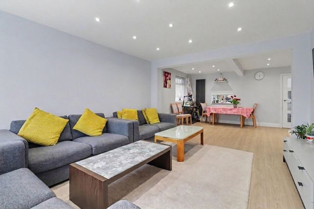 32 Willowhayne Drive, Walton-On-Thames photo 4