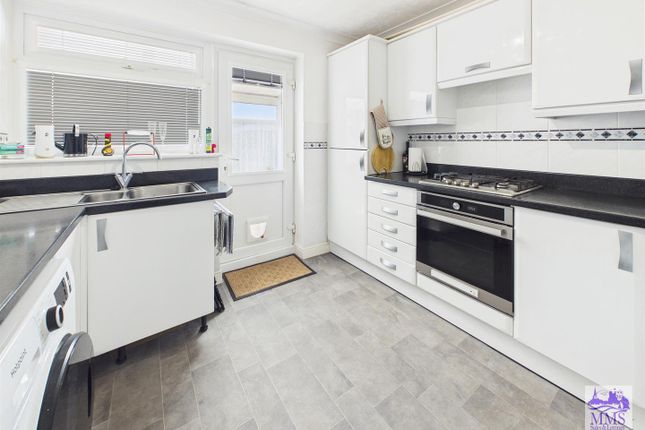 52, Vidgeon Avenue, Hoo photo 2