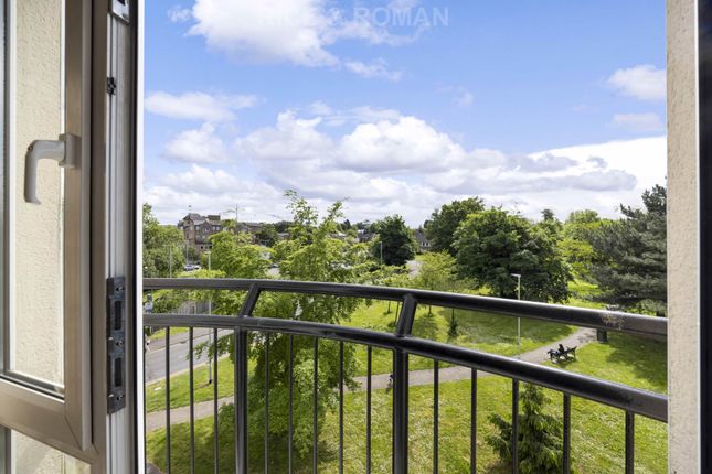 Flat for sale in The Parade, Epsom