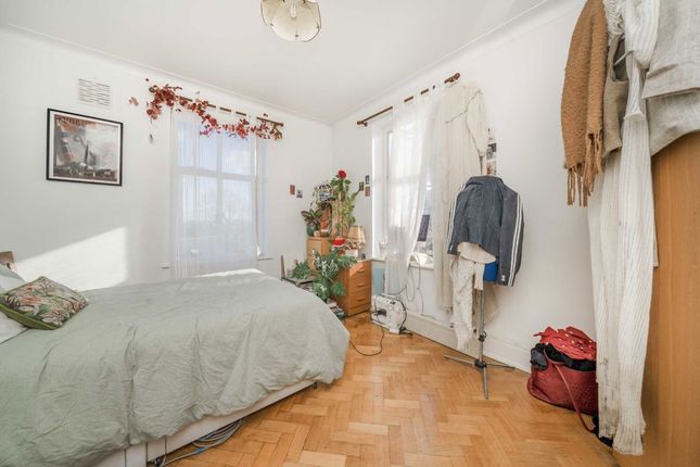 Flat 152, Haven Green Court, Haven Green, London photo 4
