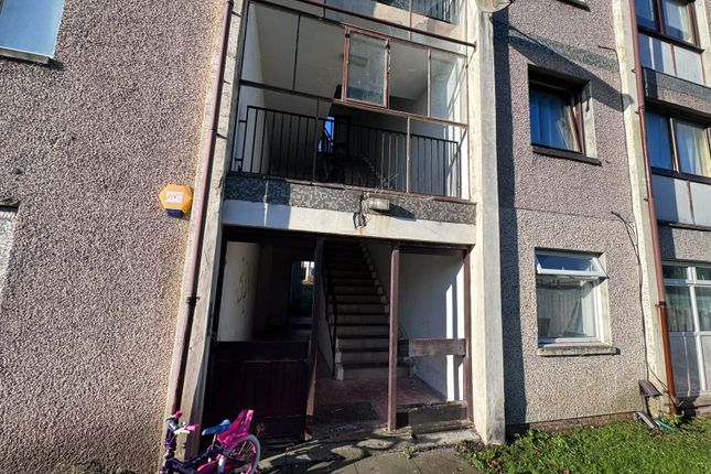 3-bed flat on Greenlaw Avenue, Lanarkshire, £25,000